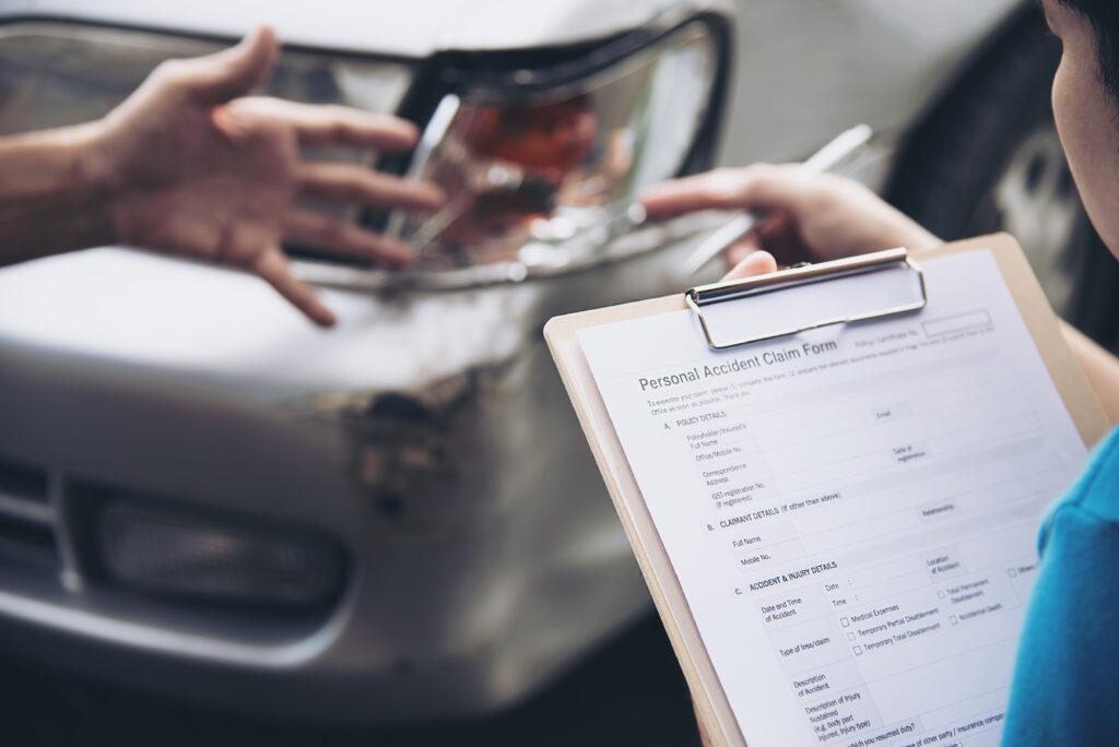 agente de seguros que trabaja durante el proceso de reclamo de accidentes automovilisticos en el lugar reclamo de seguro de personas y automoviles